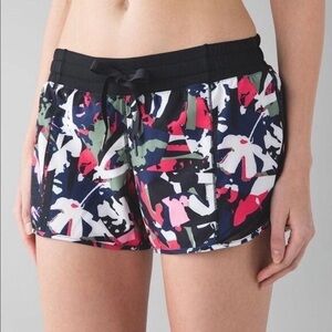 Lululemon Hotty Hot Short Pop Cut Boom Juice, size 4